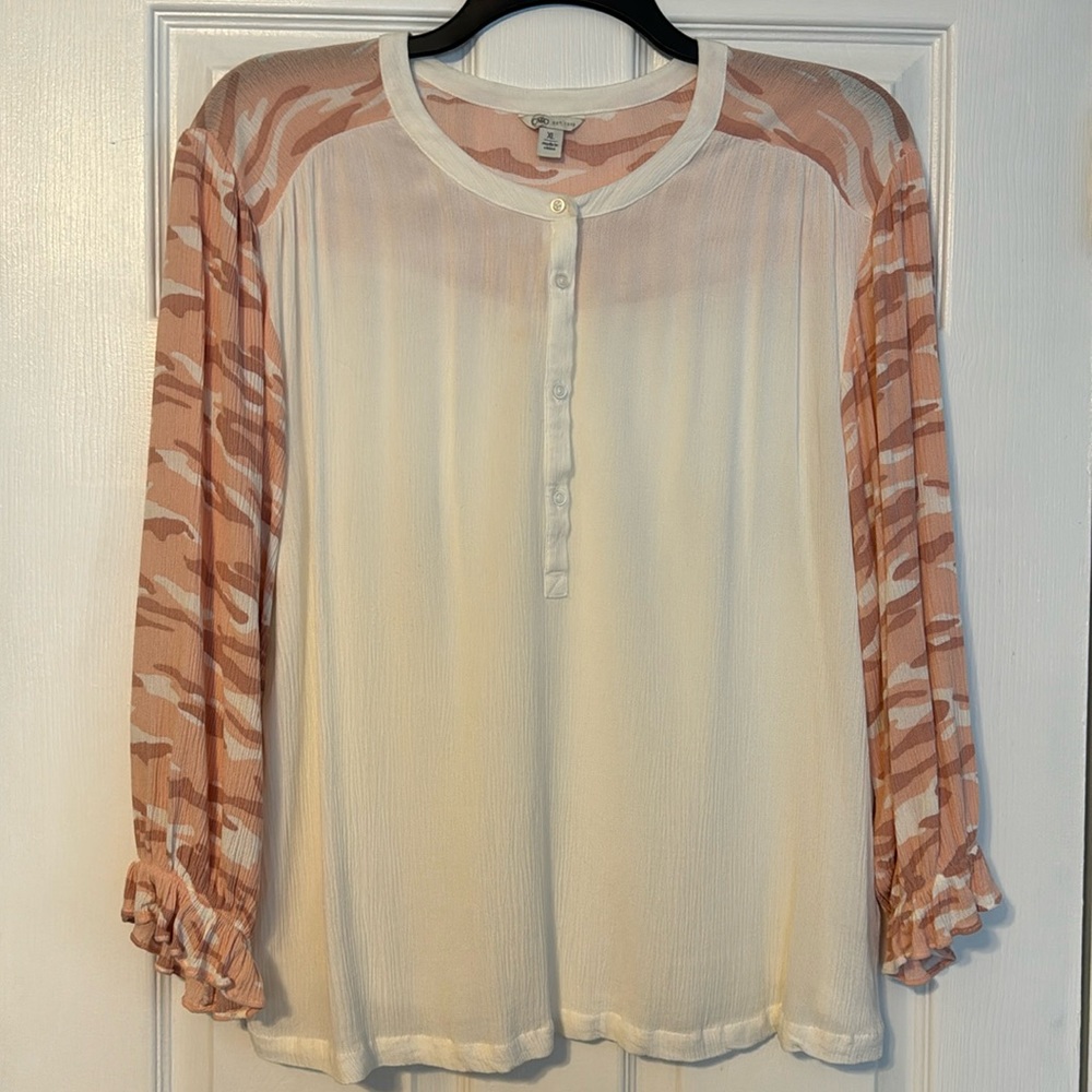 Feminine XL Top with Camo Long Sleeves